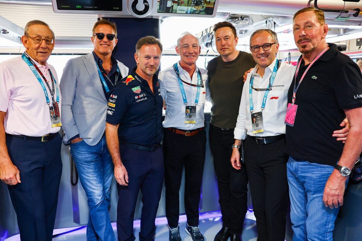 Кристиан Хорнер (руководитель Red Bull Racing), Грег Маффей (президент Liberty Media) и Стефано Доменикали (генеральный директор Ф1) с VIP-гостями на Гран При Лас-ВегасаФото: Red Bull Content Pool  📷
