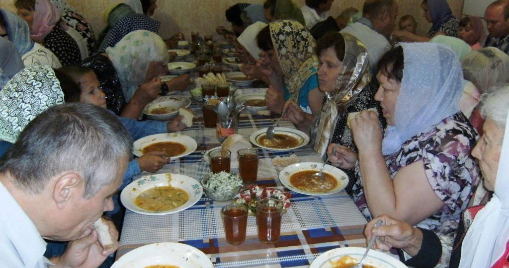 При проведении поминок следует придерживаться определённых правил