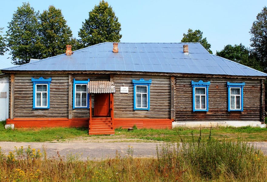 Вот так выглядит тот самый Дом культуры. Белая пристройка с левого края - и есть та самая кинобудка. Кино там не показывают уже лет двадцать...