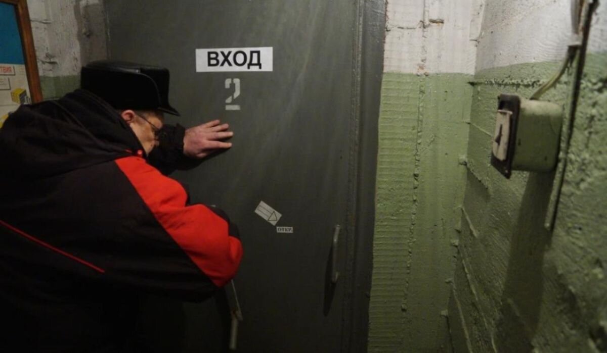 Вход в школьное бомбоубежище.  Источник: vrn.kp.ru  Автор фото: Алексей Булатов 