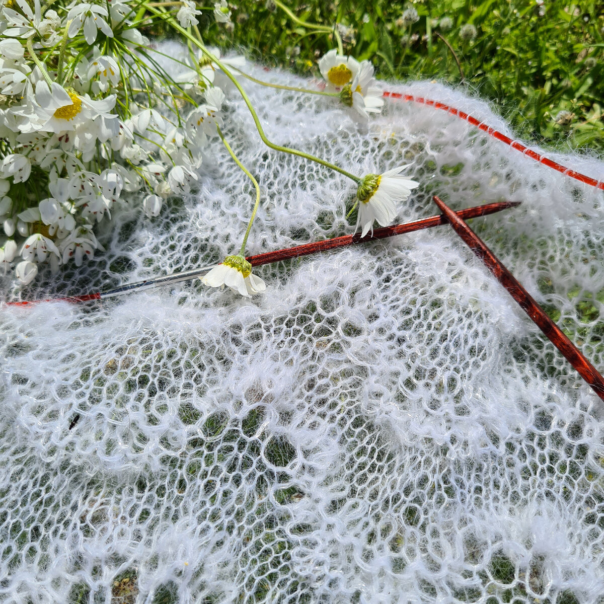 Жаль, что фотография не передает то мерцание, которое есть в палантине.