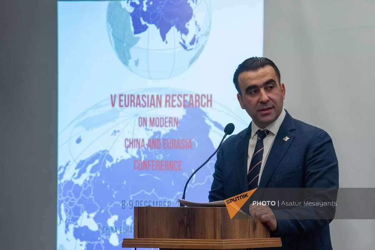 Директор Совета политических и стратегических исследований "Китай-Евразия" Мгер Саакян на V Конференции "Евразийские исследования в современном Китае и Евразии(8 декабря 2023). Еревaн © Sputnik / Asatur Yesayants