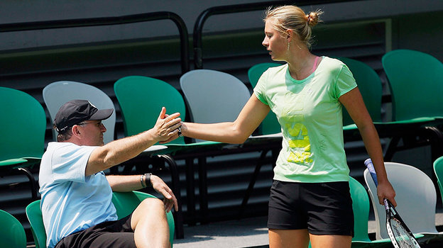    Юрий и Мария Шарапова на тренировке. Getty Images