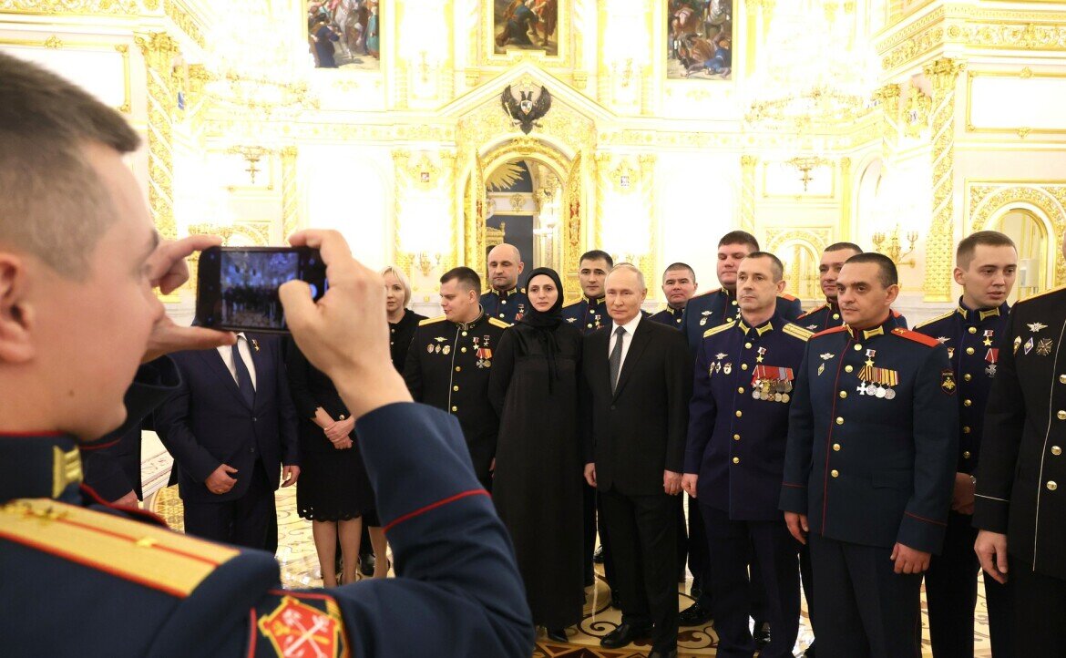 ​Сегодня свою поддержку Президенту смогли выразить Герои РФ, которых Путин наградил «Золотыми Звездами» в Кремле. Фото: kremlin.ru