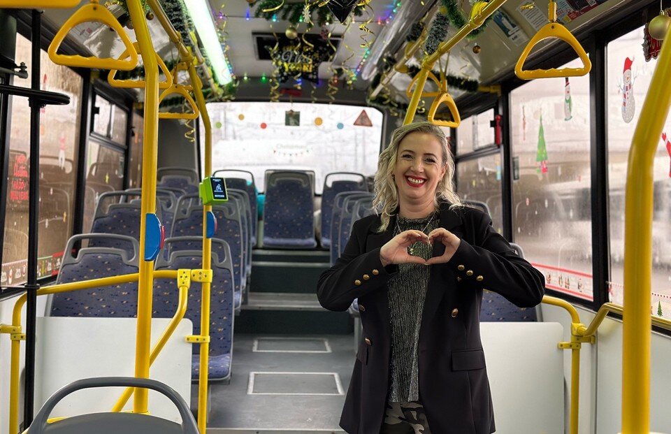    В преддверии Нового года обычный салон общественного транспорта превращается в настоящую сказку Александра Тимощенко