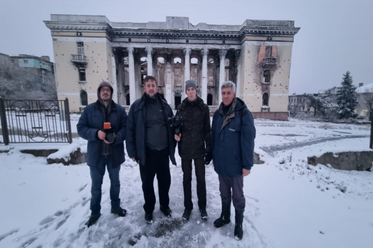    Надеемся, у нас получится большое документальное кино, которое даст зрителю представление о том, как живут люди в военных условиях, сказал режиссёр Алексей Барыкин (второй слева).