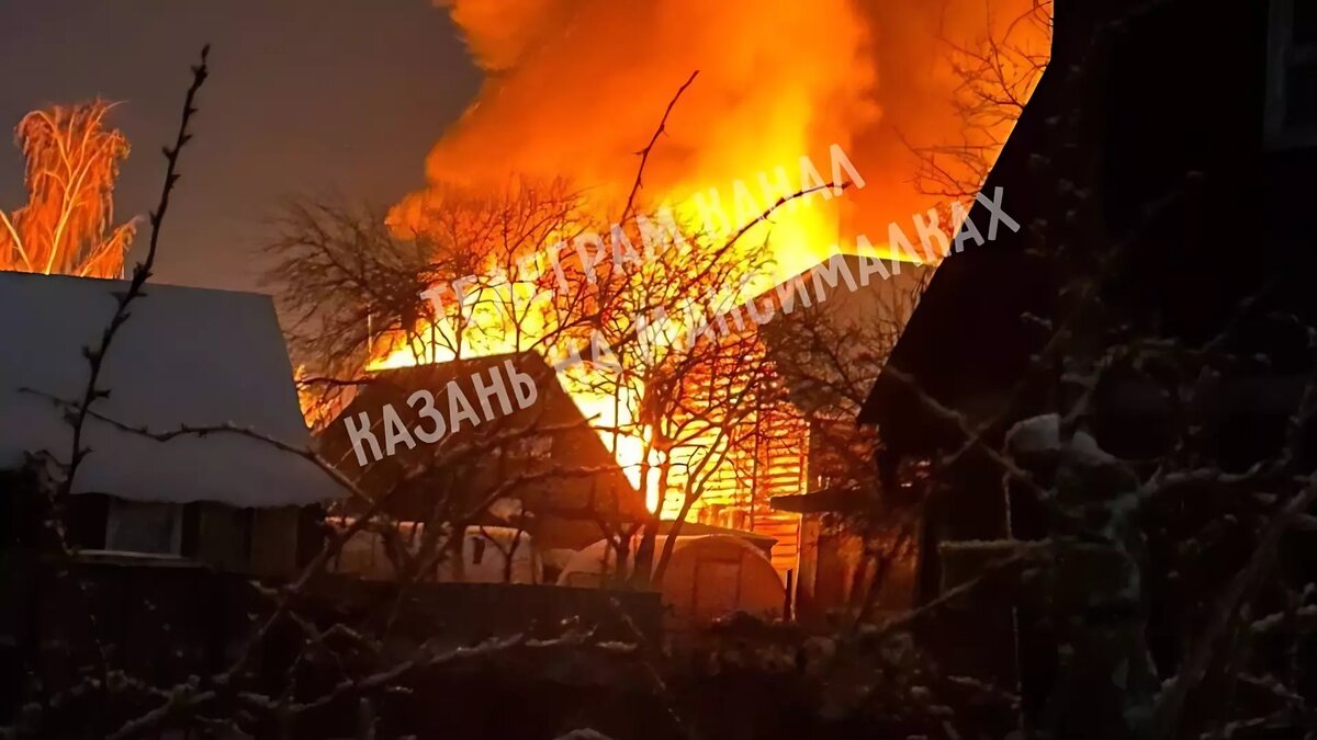     В Казани случился пожар в частном доме и бане на участке в поселке Константиновка. Об этом Inkazan сообщили в пресс-службе ГУ МЧС России по Татарстану.