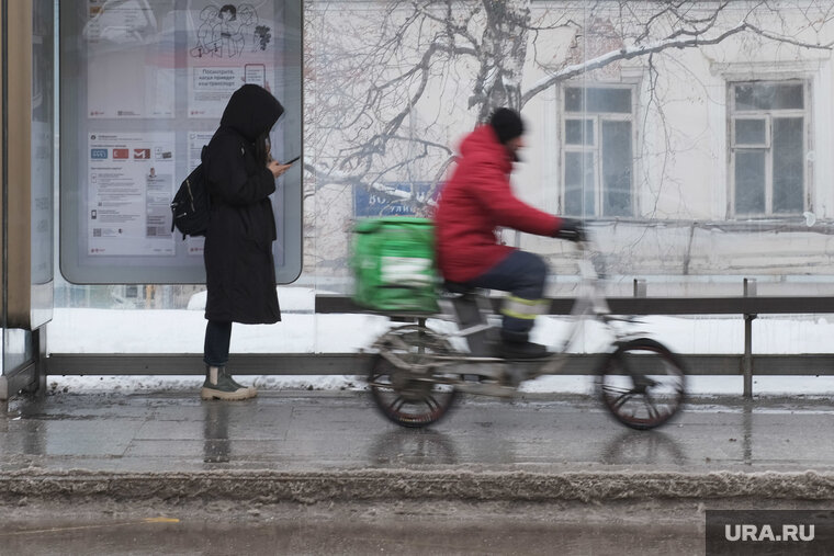    Во время доставки курьеры могут пользоваться личным транспортом