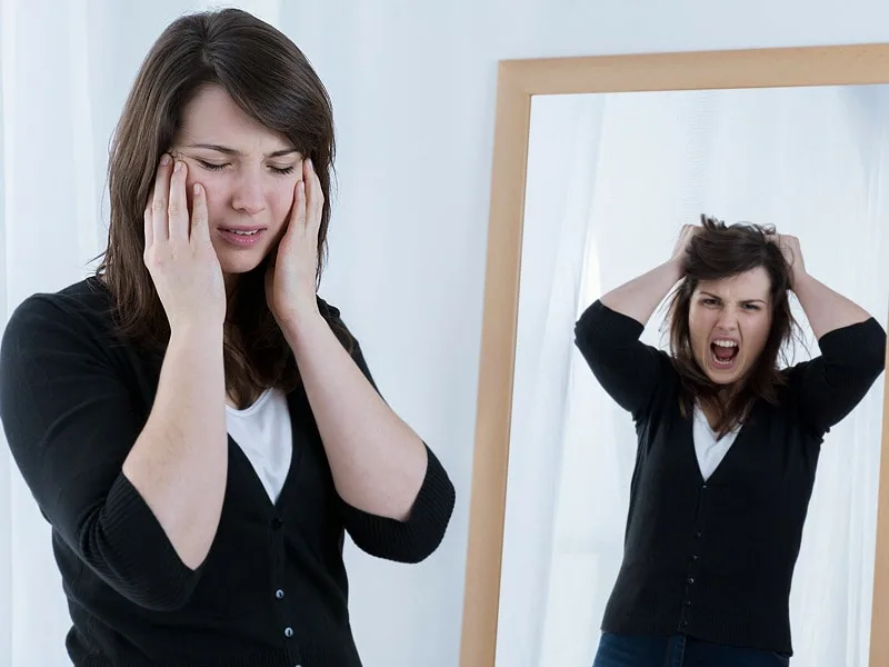 Скрытые чувства девушки. Грустная маска. Скрытые чувства девушки. Болезненное расставание. Эмоции человека.