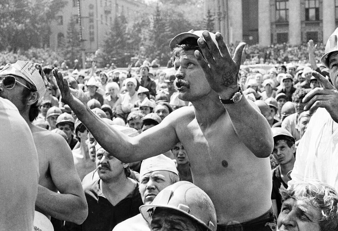 Забастовочное движение в период перестройки. Протесты Шахтеров 1989. Забастовка в Междуреченске 1989. Шахтеры забастовки 1989 года. Шахтерские забастовки 1989 Кузбасс.