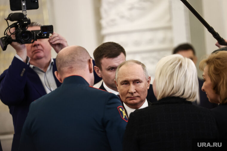    Владимир Путин не смог отказать в просьбе военным и матерям погибших солдат, которые попросили его остаться президентом России