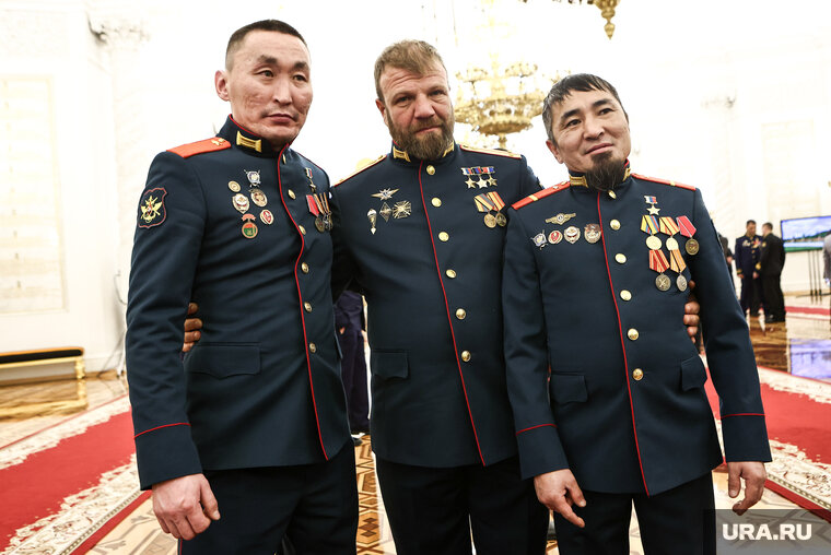    Александр Леваков (в середине), член легендарного экипажа танка «Алеша», как и его сослуживцы, вернулись домой, но до сих пор вспоминают и тот бой, и свою встречу с президентом Путиным