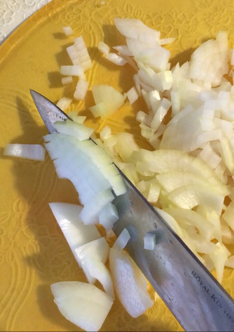 Лук тоже нарезается ножом