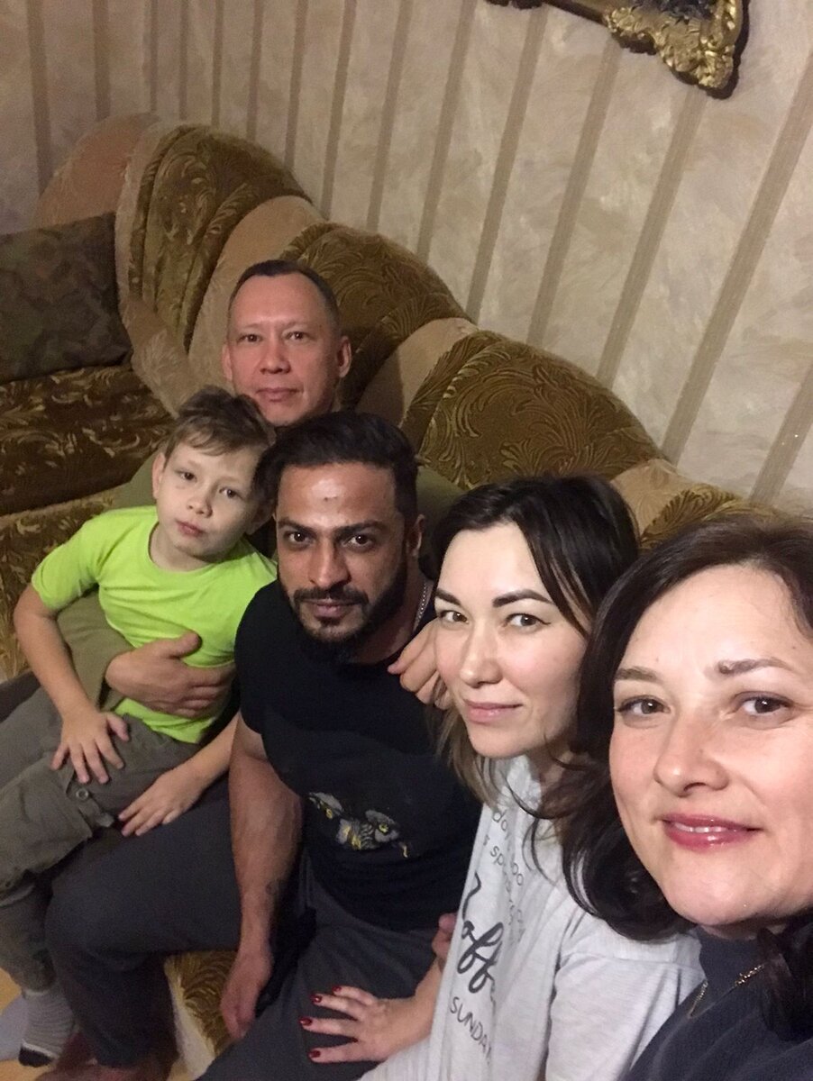 Ну куда же без 1000 фотографии у сестры)) на следующий день сестра в статусе выставила фото с ним, и огромное количество родственников писали, а почему нас не познакомила