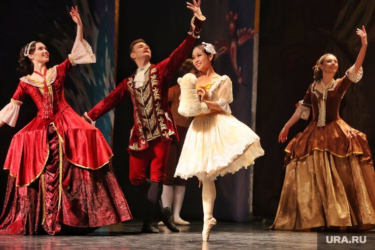    Перед курганцами выступила балерина из Японии Марина Сибаяма (в белом)