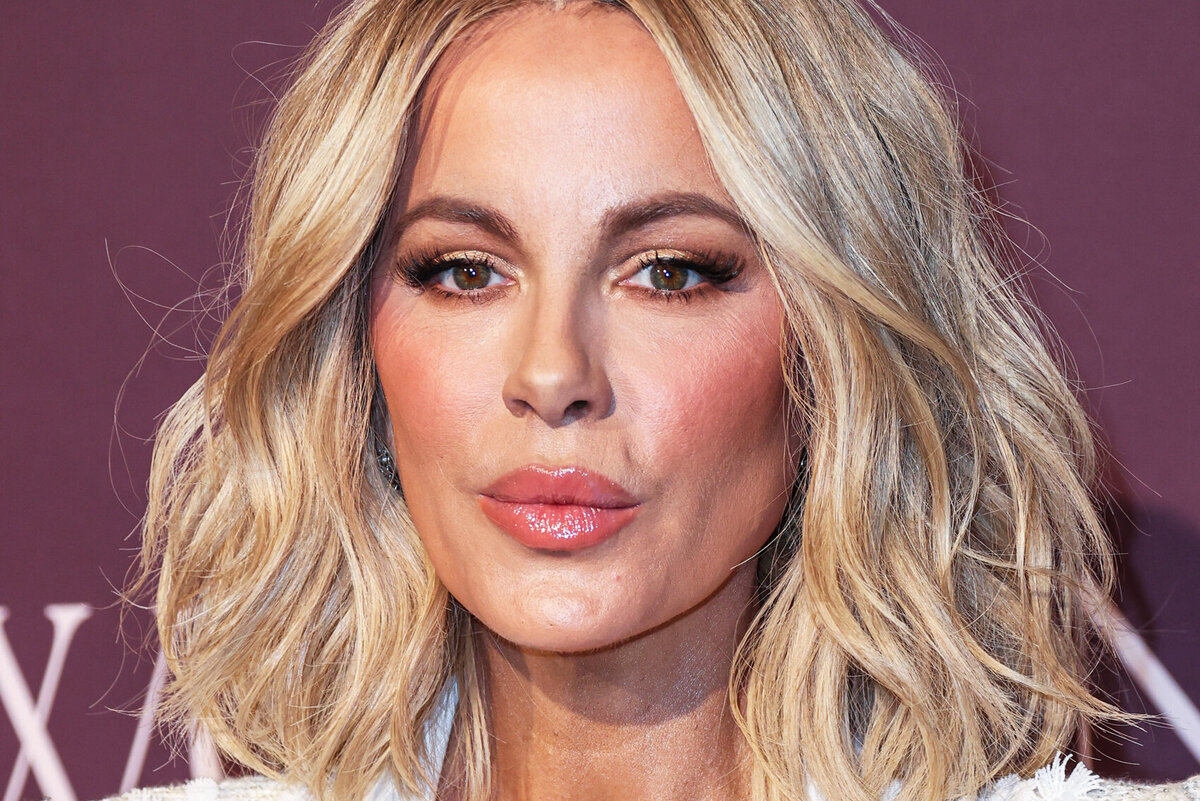     Кейт Бекинсейл вышла в свет в дерзком мини после госпитализации онкобольного отчима