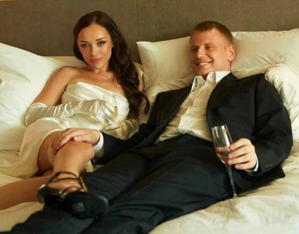 Девушка славы комиссаренко алена. Комиссаренко алена 37 лет. Девушка комиссаренко. Девушка славы комиссаренко алена. Комиссаренко женился на вебкам модели.