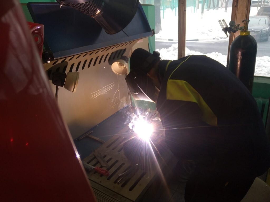 Сварщик на конкурсе мастерства в колледже №21