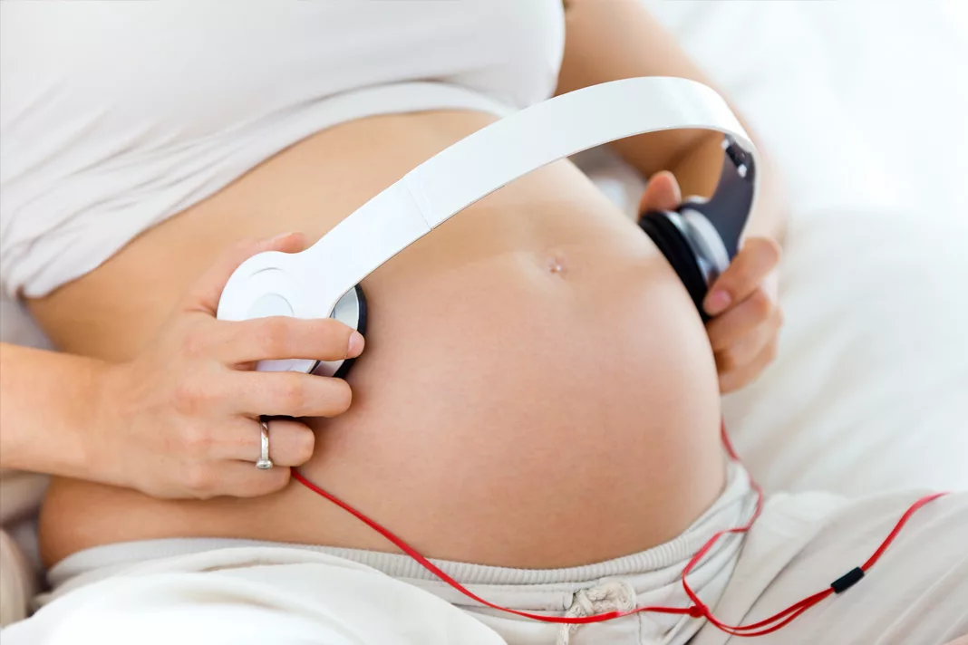 Беременная с наушниками. Музыка для ребенка в животе. Беременность. Беременные женщины. Беременная с наушниками.