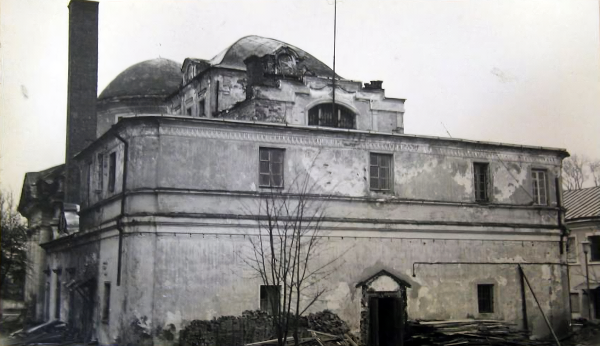 «Сухановка» располагалась в здании прежнего монастыря. Заключённые содержались в бывших кельях. 