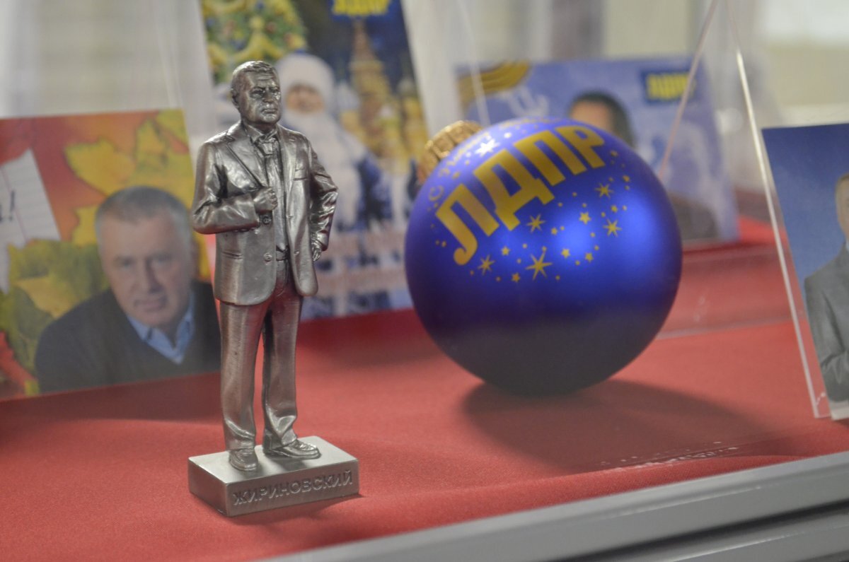    Леонид Слуцкий посетил тюменскую выставку, посвященную Жириновскому