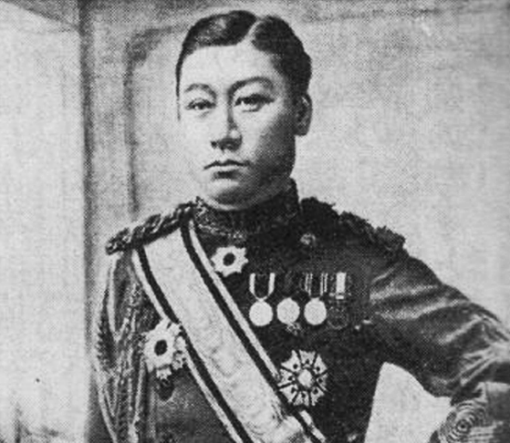 Отец будущего летчика - генерал-лейтенант Сигэно Киёхико (1846-1896). Начал военную карьеру в княжестве Тёсю в отряде Кёхитай - формировании, выступающем за свержение режима бакуфу и установления императорской власти. После победы сторонников императора в гражданской войне вступил в армию. В 1871 году за шесть месяцев от старшего сержанта "поднялся" до майора (по имеющимся "сведениям" возвышению способствовала личная дружба с молодым императором Мейдзи на почве сильного употребления западных спиртных напитков). Принимал участие в подавлении восстания Сайго Такамори в 1877 году, в войне с Китаем 1894-1895 годах. Умер в 1896 году от рака желудка.