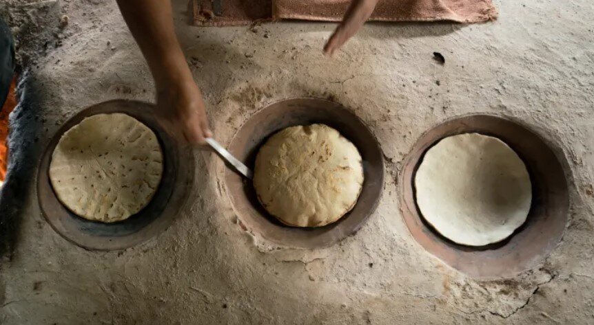 Кукурузное тесто смешивается с древесной золой для улучшения вкуса и создания витамина Bниацина. Фото: Дэвид Маклейн