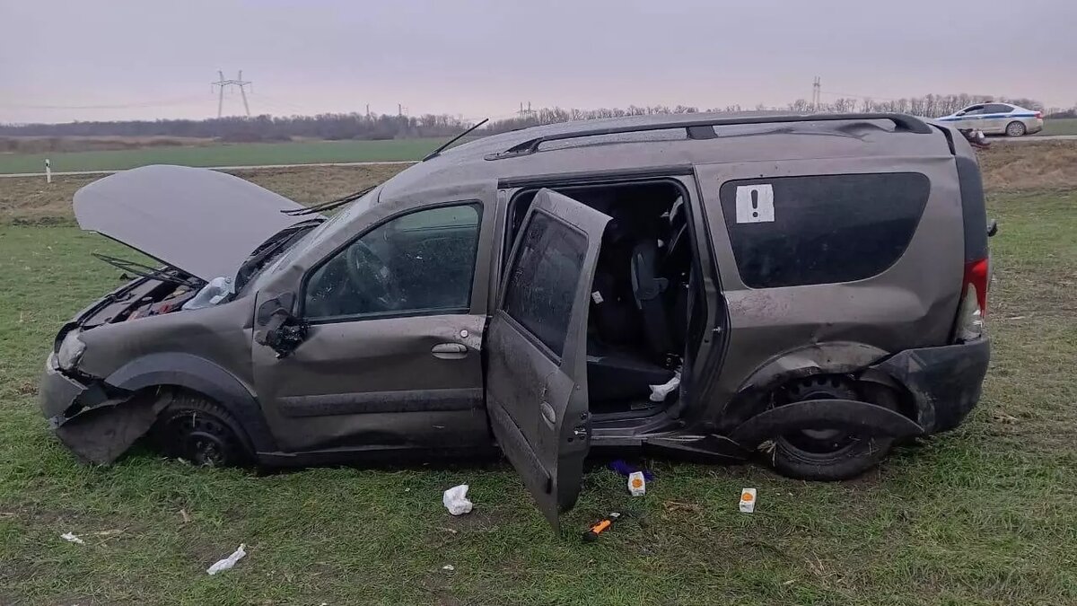     В Ростовской области Lada Largus перевернулся, слетев с трассы во время непогоды, пострадал маленький мальчик, об этом сообщили в пресс-службе донского УГИБДД.