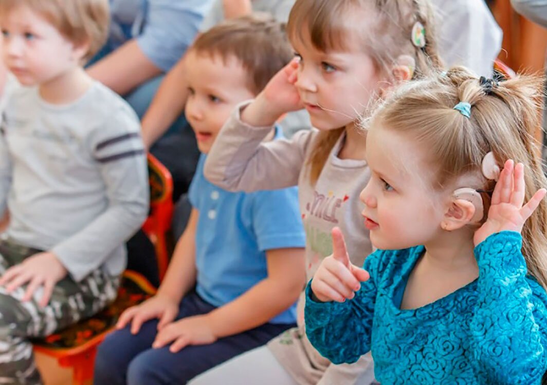 Глухие и слабослышащие дети. Глухие учащиеся. Глухие дошкольники. Школа для глухих детей. Школьники с нарушением слуха.