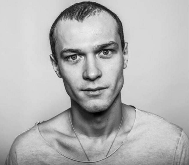 8 декабря родился Юрий Борисов!  Или Юра, как в титрах чаще всего указывают актёра. Он и правда Юра - в кадре всегда кажется знакомым, своим в доску парнем, какой живёт по соседству.