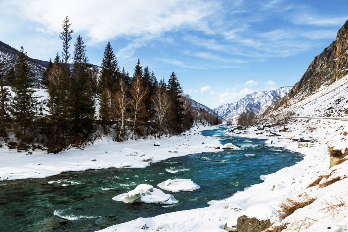 Как пела Эдита Пьеха: «и ведут  сюда сто дорог и сто путей». Фото: Фотобанк Лори 