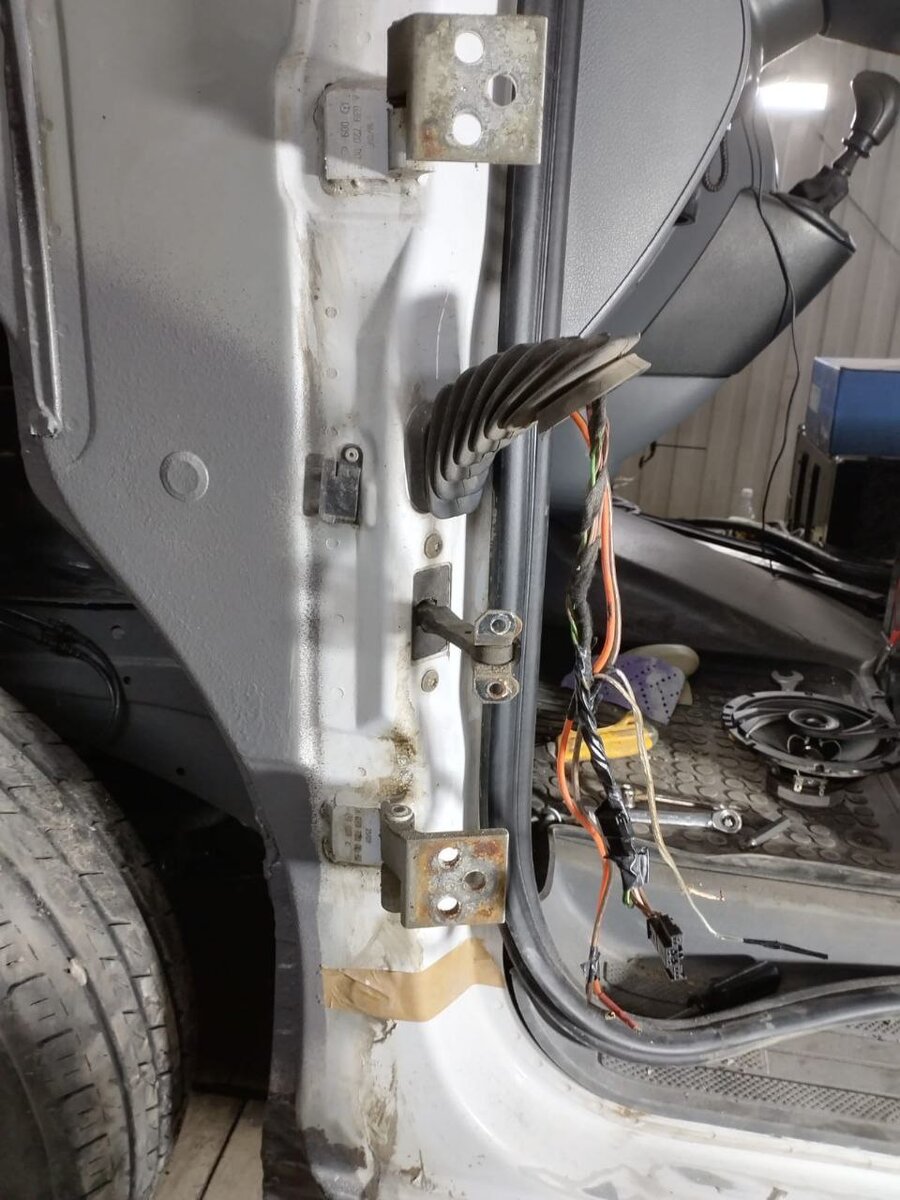 Снимаем с машины все двери, капот, стекла