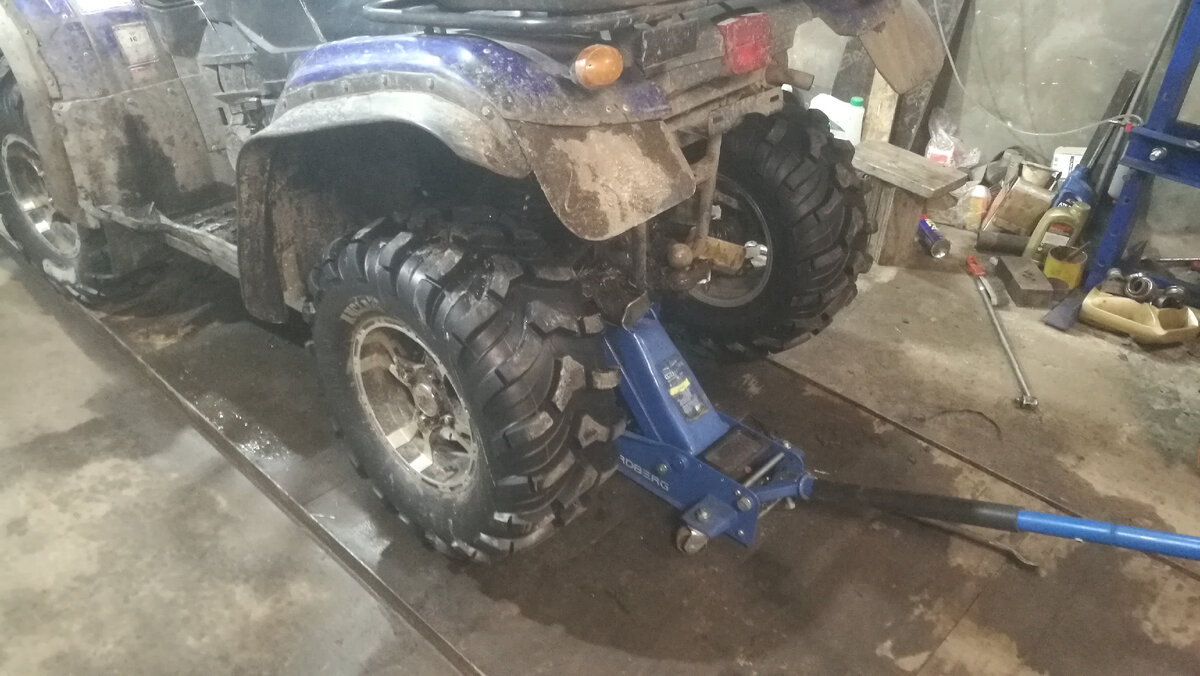 Домкратим и снимаем колесо