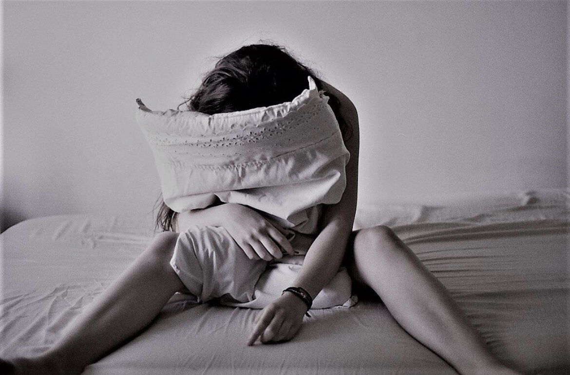 девушка спит. спит в кровати. девушка под подушкой. здоровый сон. девушка спит.