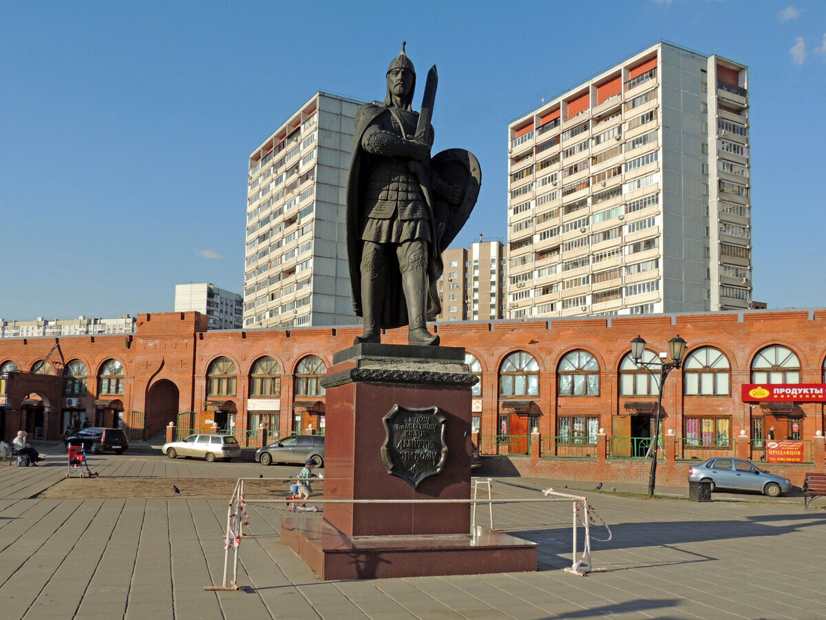 Москва город дзержинский. Памятник Дмитрию Донскому Дзержинский. Дмитрий Донской город Дзержинский памятник. Памятник Дмитрия Донского в Дзержинском. Г Дзержинский Московской области.