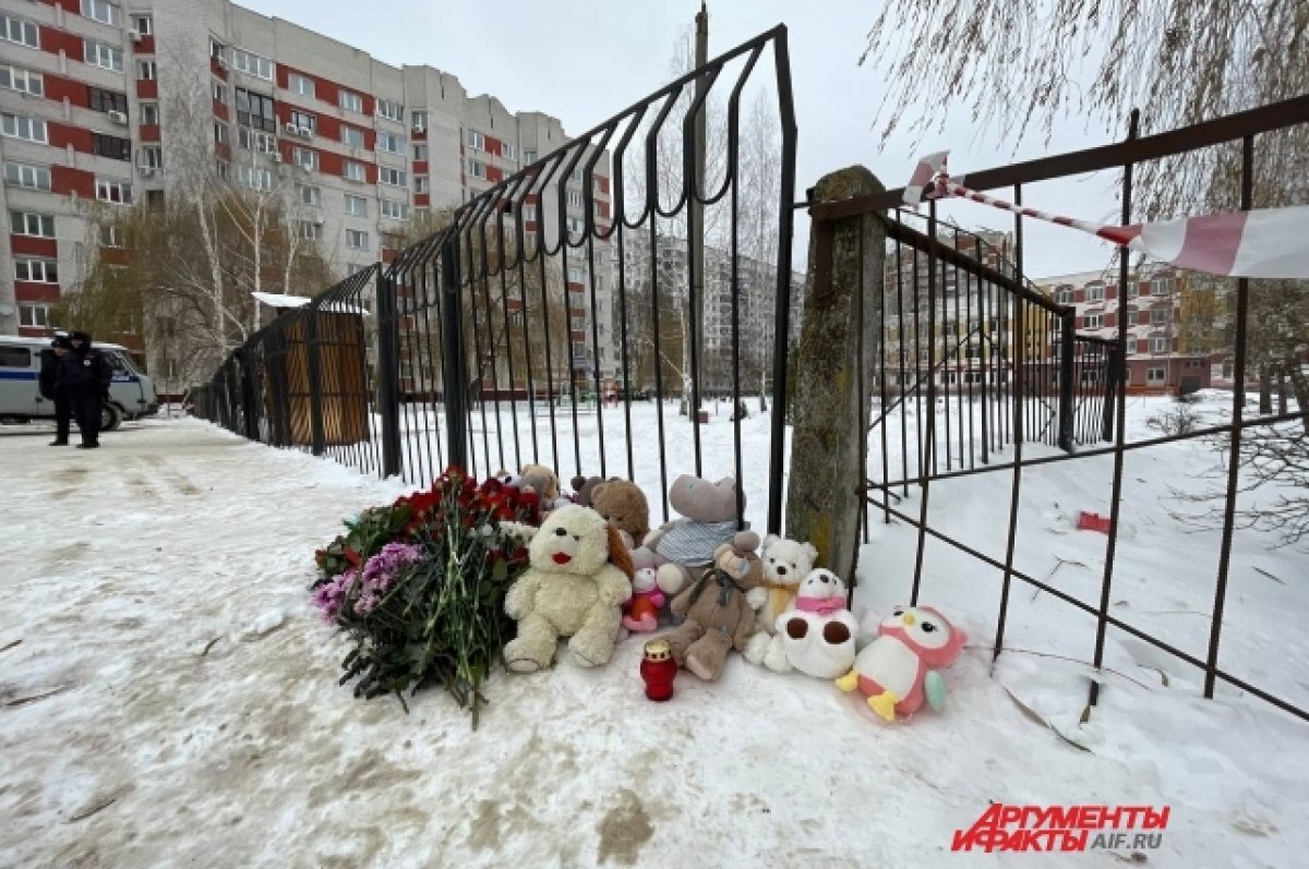    Пока в тяжелом состоянии.