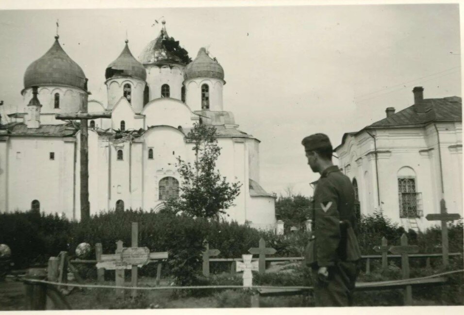 Великий новгород оккупация немцами. Софийский собор Великий Новгород после войны. Софийский собор Великий Новгород во время войны. Софийский собор в Новгороде после войны. Софийский собор в Новгороде в годы войны.