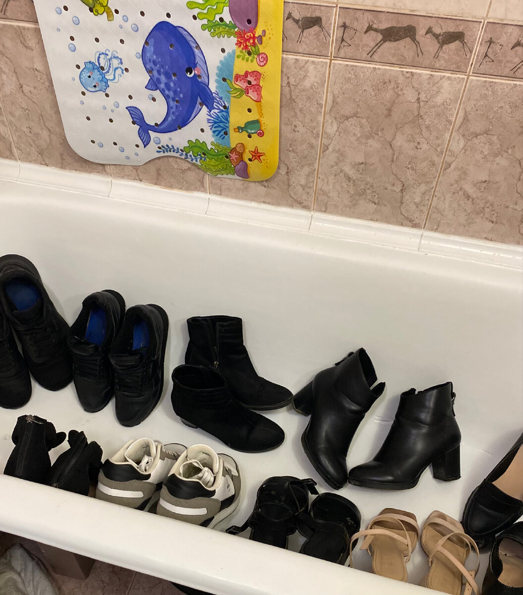 Спрашивали, куда мы убираем коврик для купания. Просто вешаем на присоски на стенку над ванной, чтобы вода сразу стекала.