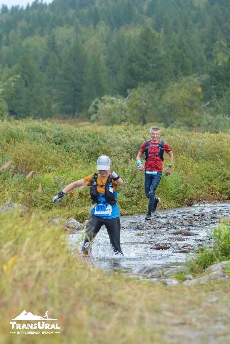 Броды обычно располагались в несколько рукавов. Здесь один из самых мелких рукавов. А на более широком и глубоком я на середине застряну, потому что меня будет сваливать с ног сильным течением, а подошва на камнях будет скользить. Бегущий позади меня человек на этом фото неслучайно тут. Он поможет мне выбраться из западни глубокого борода с быстрым течением. Ошибка моя была в том, что неверно выбрала траекторию пересечения реки. 