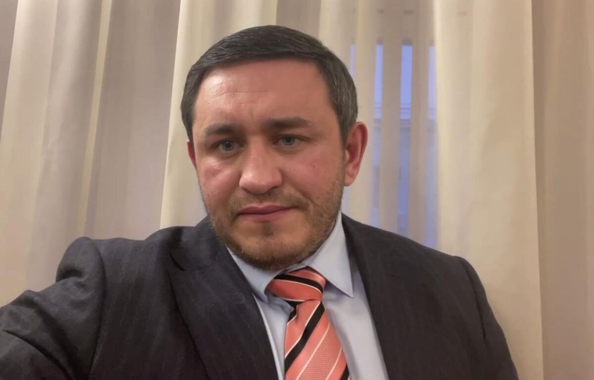 После отмены на российском ТВ, Ревва с женой и детьми спешно сбежал из России. И