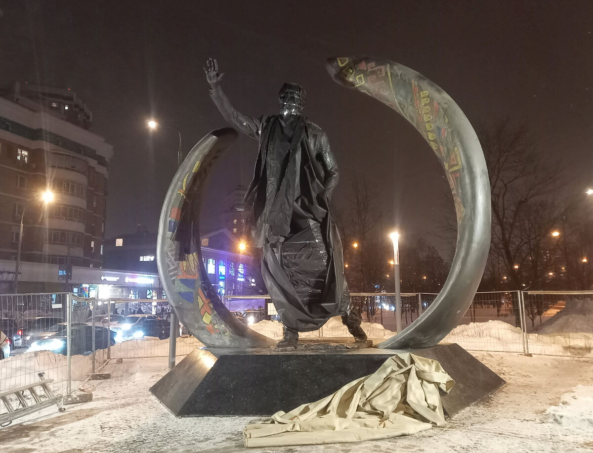 В Москве установили новый памятник. Кому, зачем, и насколько он вообще  уместен? | Беспорядочные путешествия | Дзен