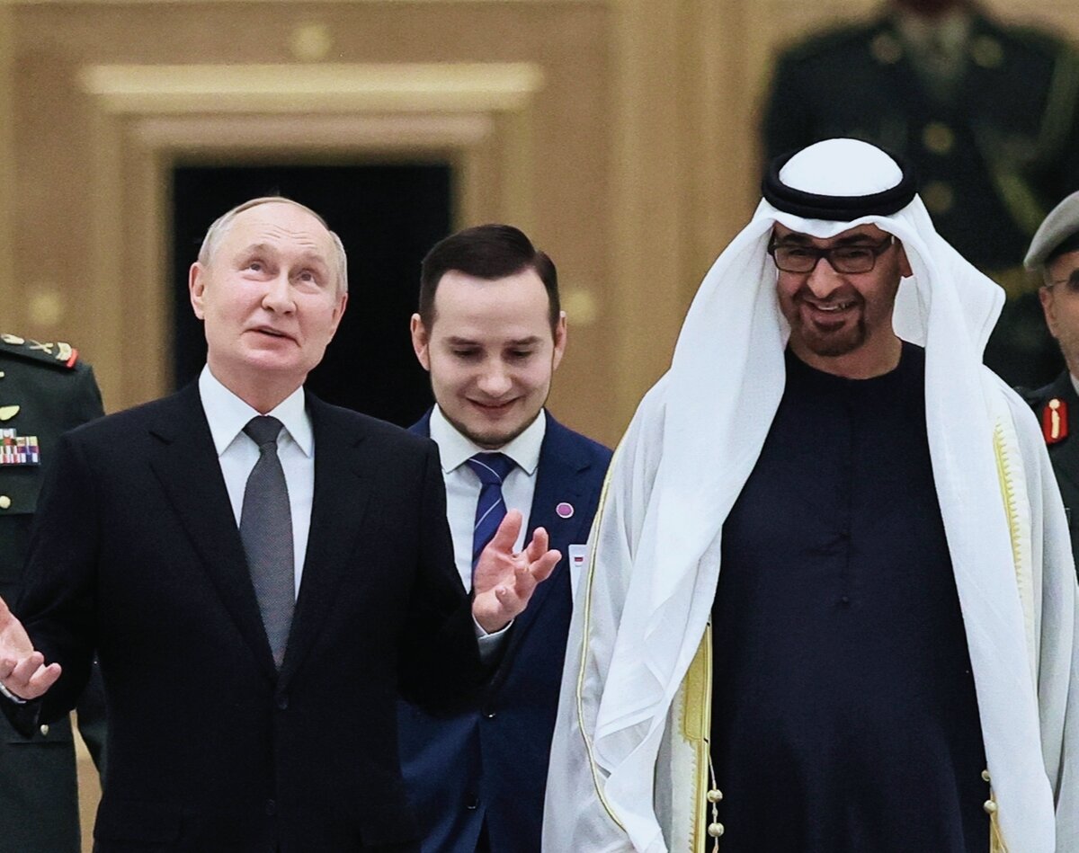 Из открытых источников в интернете. Президент РФ Владимир Путин и президент ОАЭ Мухаммад ибн Заид Аль Нахайян. А в небе В.Путина встречал российский флаг.