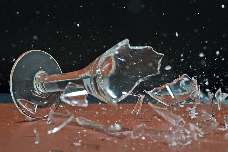 Битый хрусталь. Разбитые стеклянные бокалы. Разбивающееся стекло. Разбитое сердце стекло. Хрупкий хрусталь.