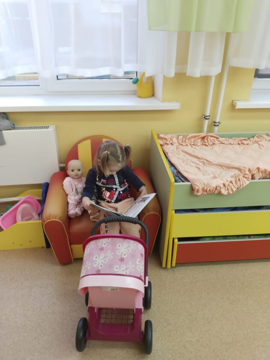 Книжка, пупс и коляска - любимые игрушки трёхлетних девочек 
