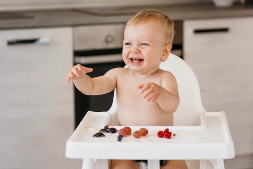 Колики ребенок не ест. Ребенок кушает на стульчике. Ребенок кушает в стульчике для кормления. Малыш в стульчике кушает. Картинки малыш в стульчике кушает.