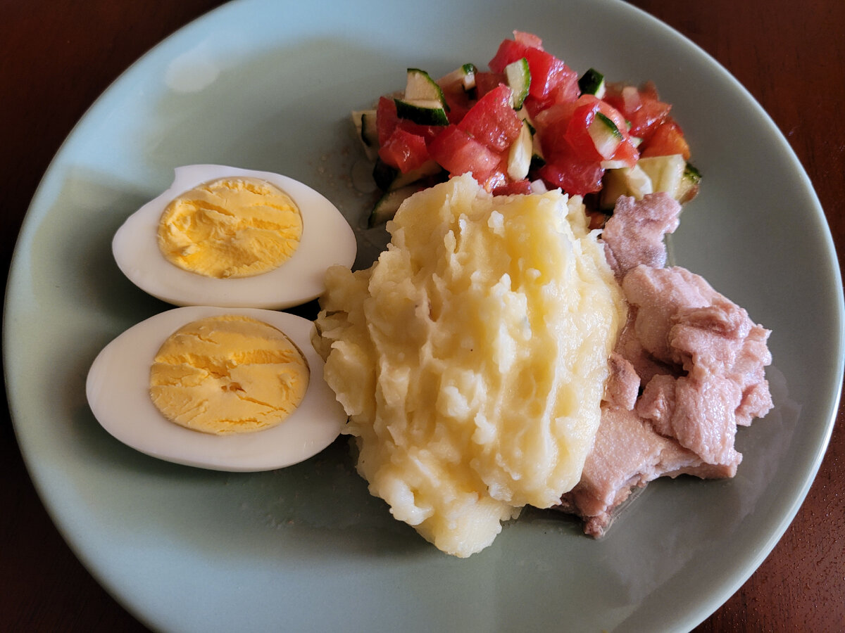 Фото: картофельное пюре с салатом, печенью трески и отваренными яйцами