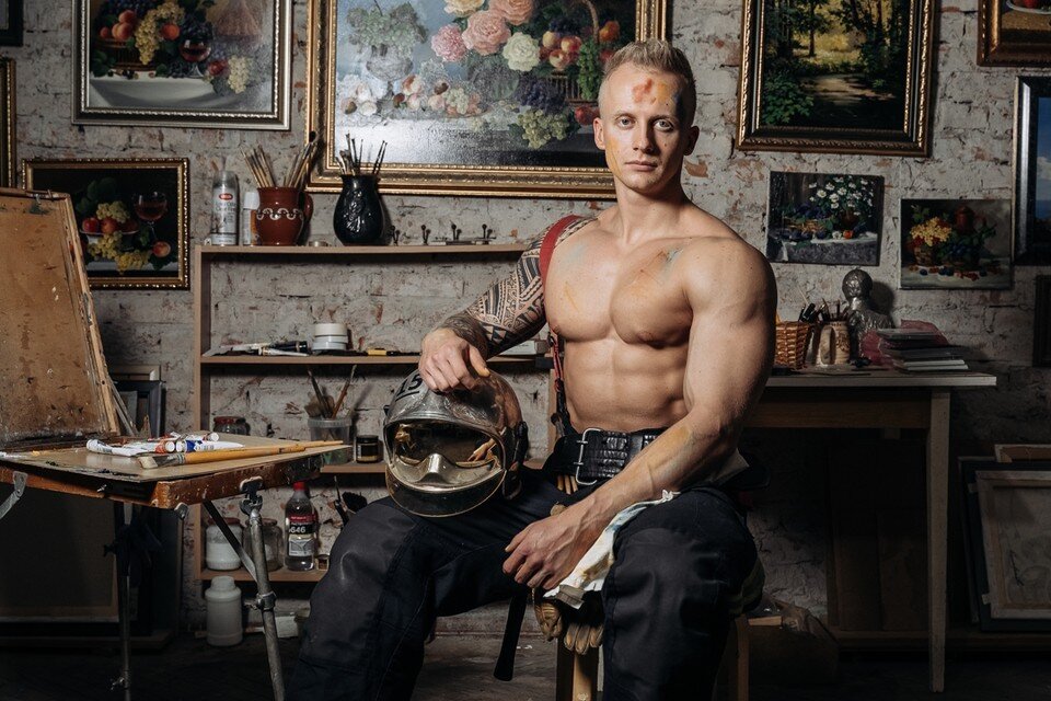    Накаченные пожарные Петербурга помогли создать благотворительный календарь для помощи детям с ДЦП. Фото: Светлана Супранович