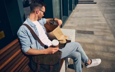 Стильная тканевая сумка через плечо в казуальном образе