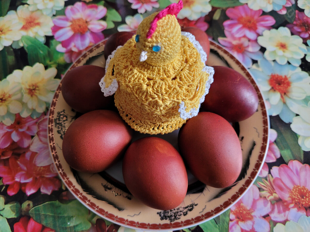Фото: пасхальные яйца окрашенные в луковой шелухе