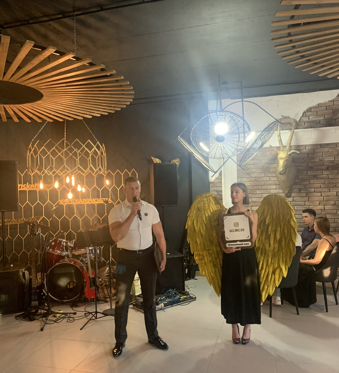 Открытие ресторана « Брискета». Девушка с крыльями ангела представляет косметологическую клинику “ Uclinic”